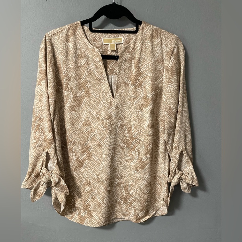 NWT MICHAEL Michael Kors abstract print v-neck beige blouse. Size Small